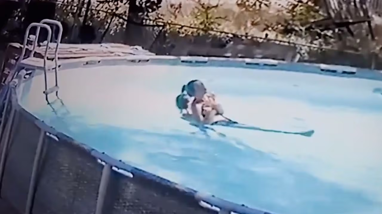 El momento en el que un niño salva a su madre de ahogarse tras sufrir ...