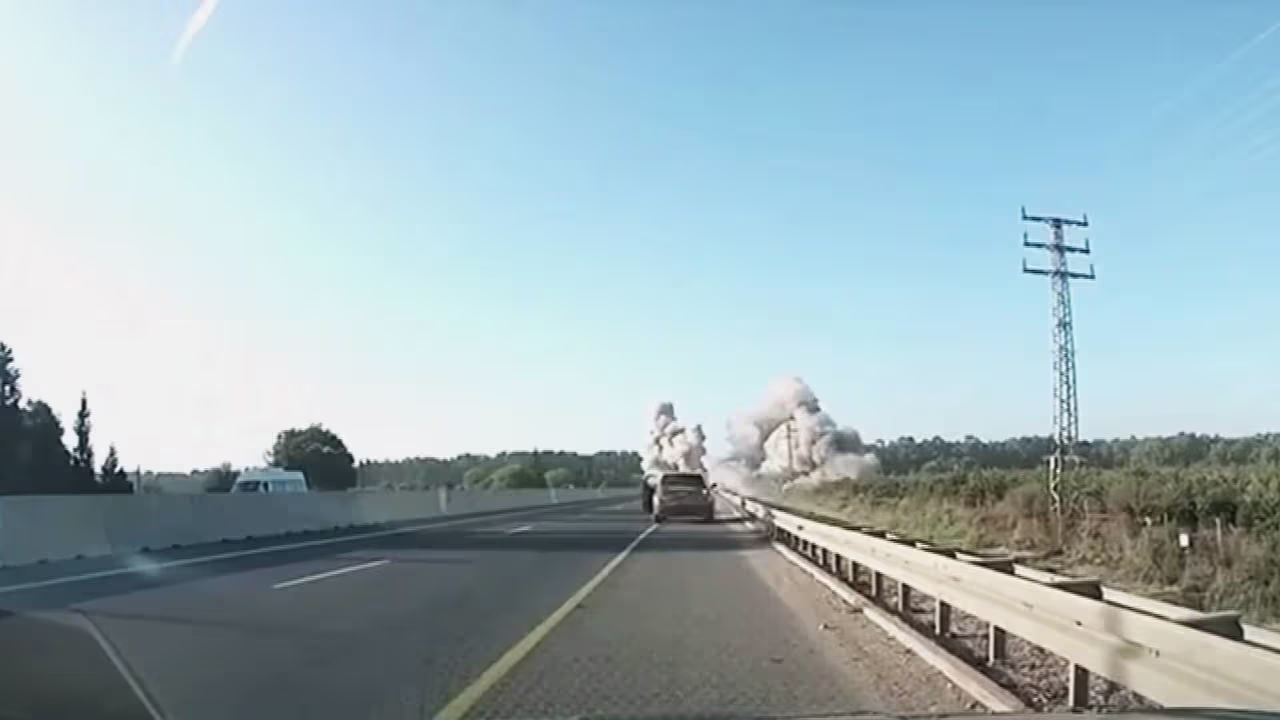 El momento en que un misil impacta en plena carretera al norte de ...