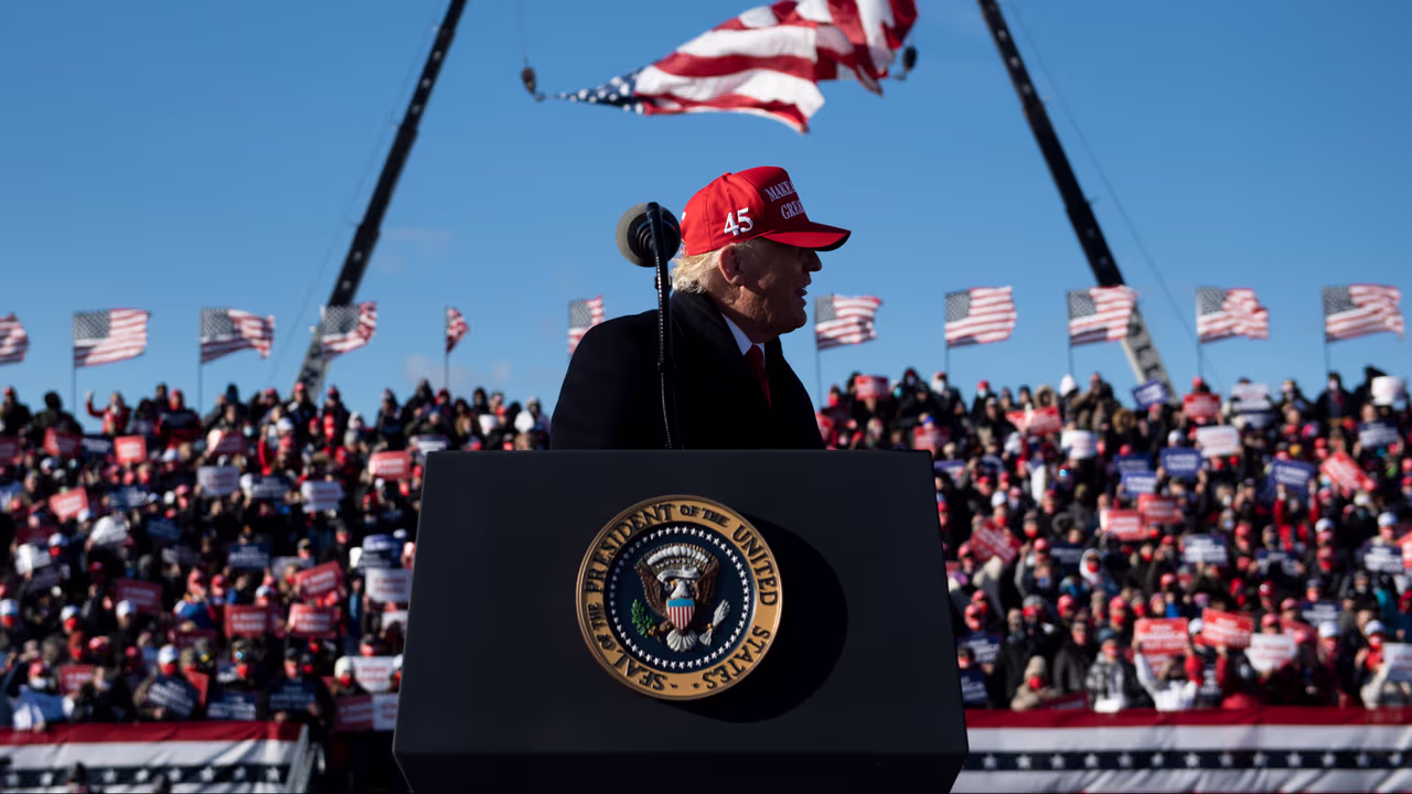 Image accompanying Una foto muestra votos de Trump enterrados en Arizona