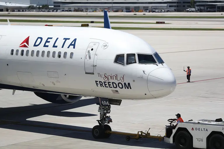 Boeing 757 de Delta Air Lines pierde una rueda cuando se preparaba para  despegar en Atlanta | N+ Univision Estados Unidos | Univision