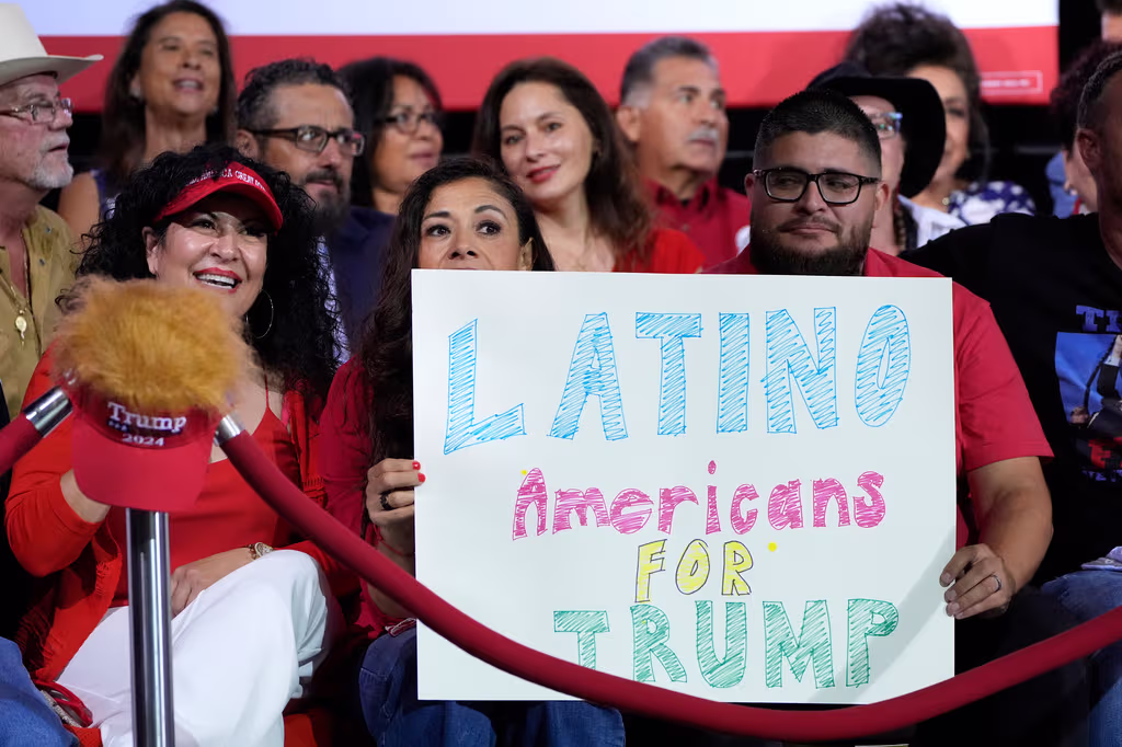 Crece el descontento sobre la gestión de Trump entre hispanos, adultos ...