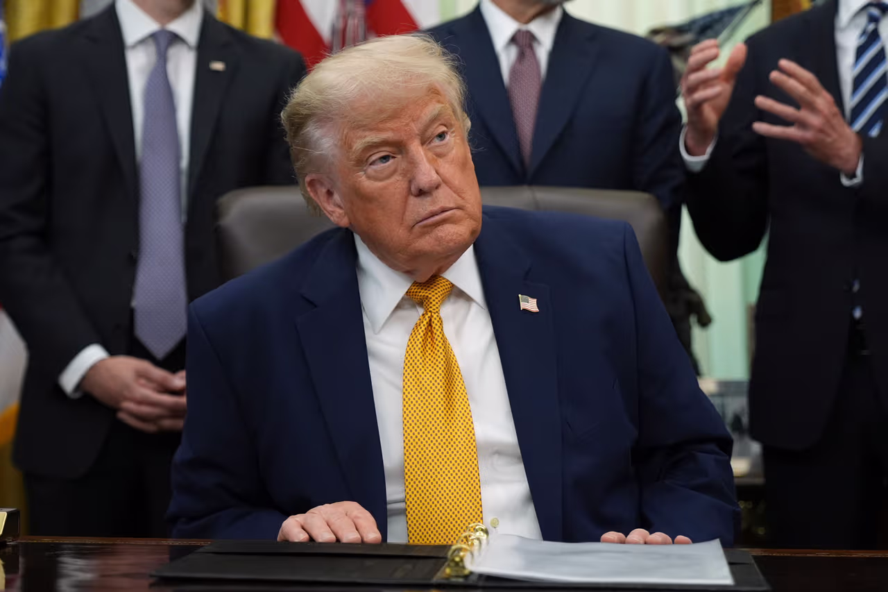 Donald Trump cancela abruptamente la firma de la ley de vivienda asequible, hasta que se apruebe su exigencia de que se requiera prueba de ciudadanía para votar