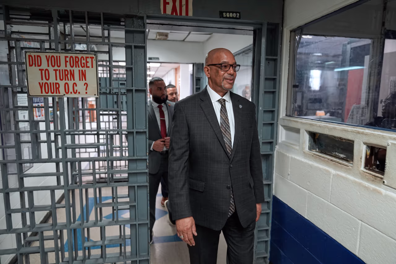 Exconvicto asume el mando del polémico sistema penitenciario de Rikers ...