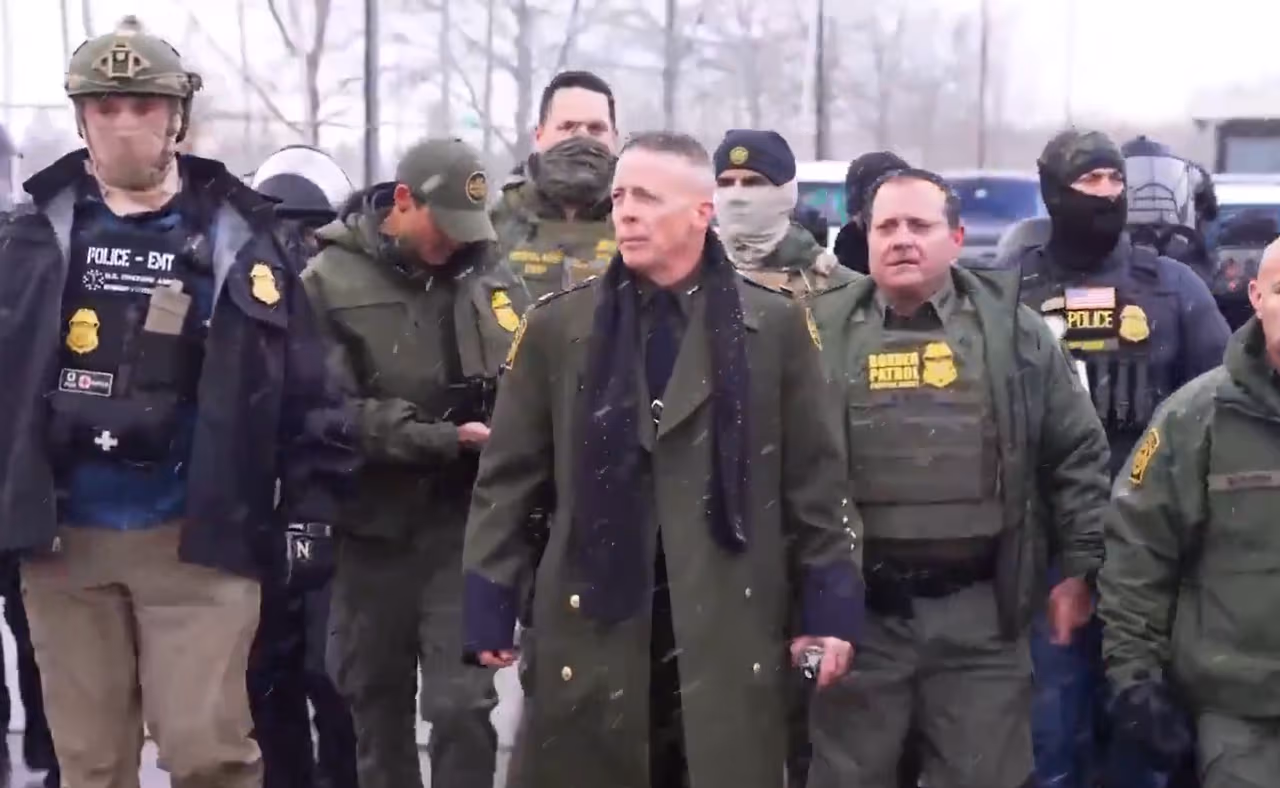 Gregory Bovino, jefe de la Patrulla Fronteriza, marcha junto a agentes ...