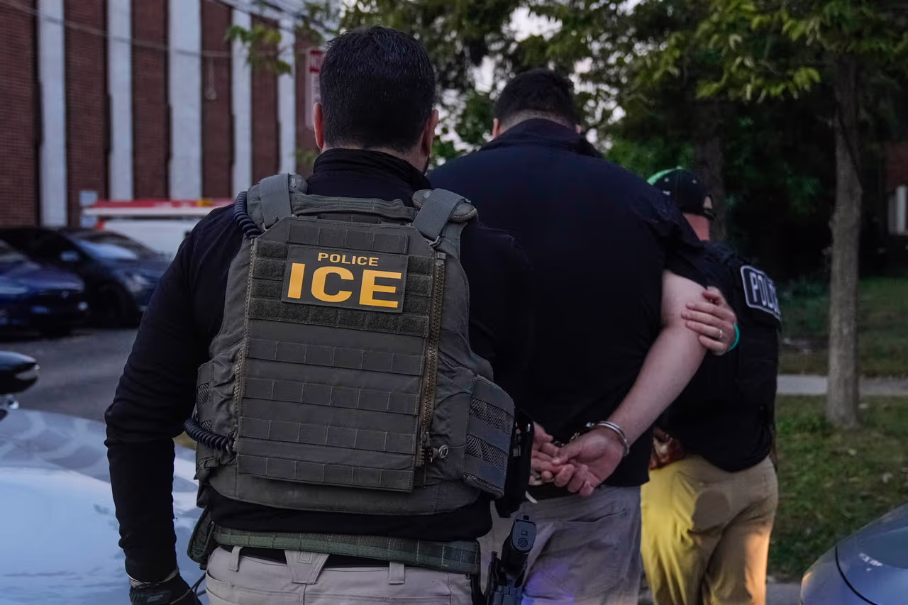 ICE mantendrá su política de detenciones a inmigrantes, el DHS niega que existan cambios