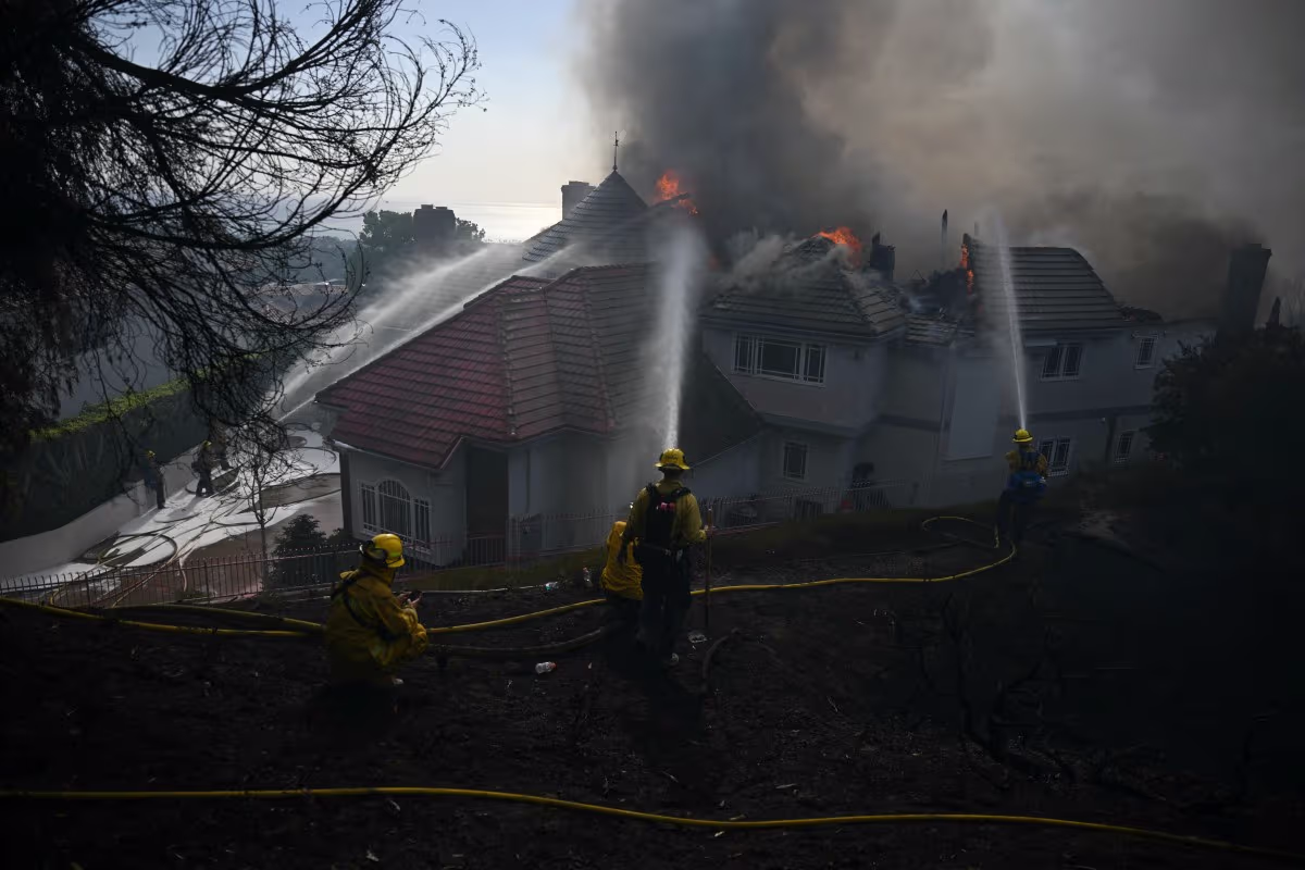 Emiten órdenes de evacuación por los incendios al sur de California