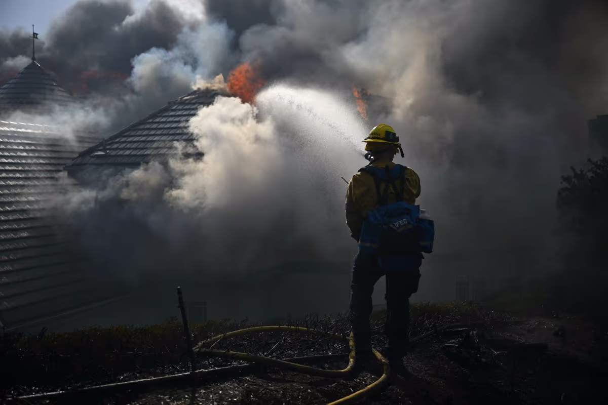 Incendios al sur de California ponen en riesgo a miles de personas; habilitan refugios en el condado de Orange