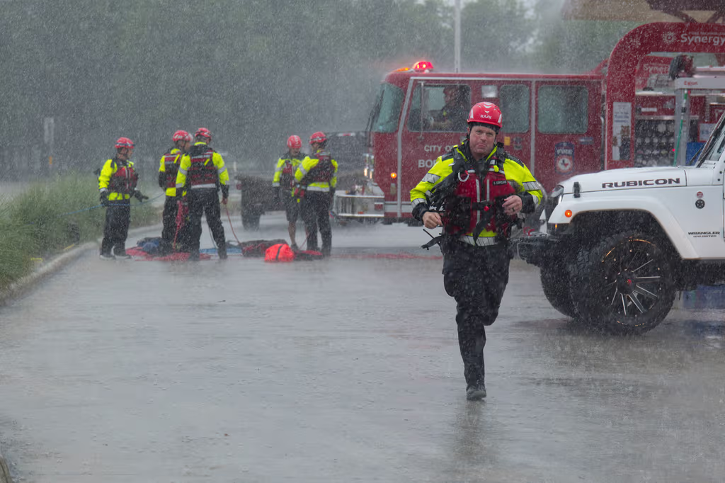 Emergencia en Texas: Inundaciones dejan dos muertos y miles de personas bajo alerta urgente