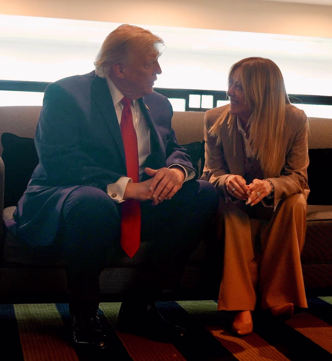 Donald Trump says again that Giorgia Meloni repeatedly asked for a photo during the G7 summit