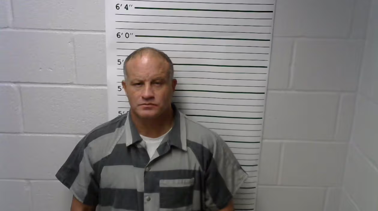 Un hombre acusado de violar a dos niñas queda como el único candidato a jefe de policía en un pueblo de Louisiana