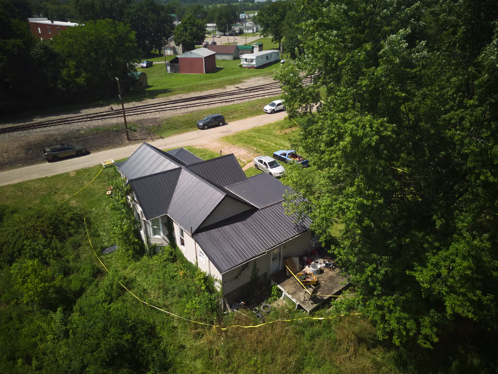 Rescatan a 16 niños confinados en condiciones deplorables en Ohio