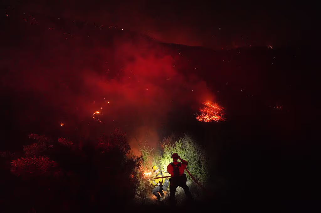 Los vientos de Santa Ana avivan los incendios forestales en el sur de California