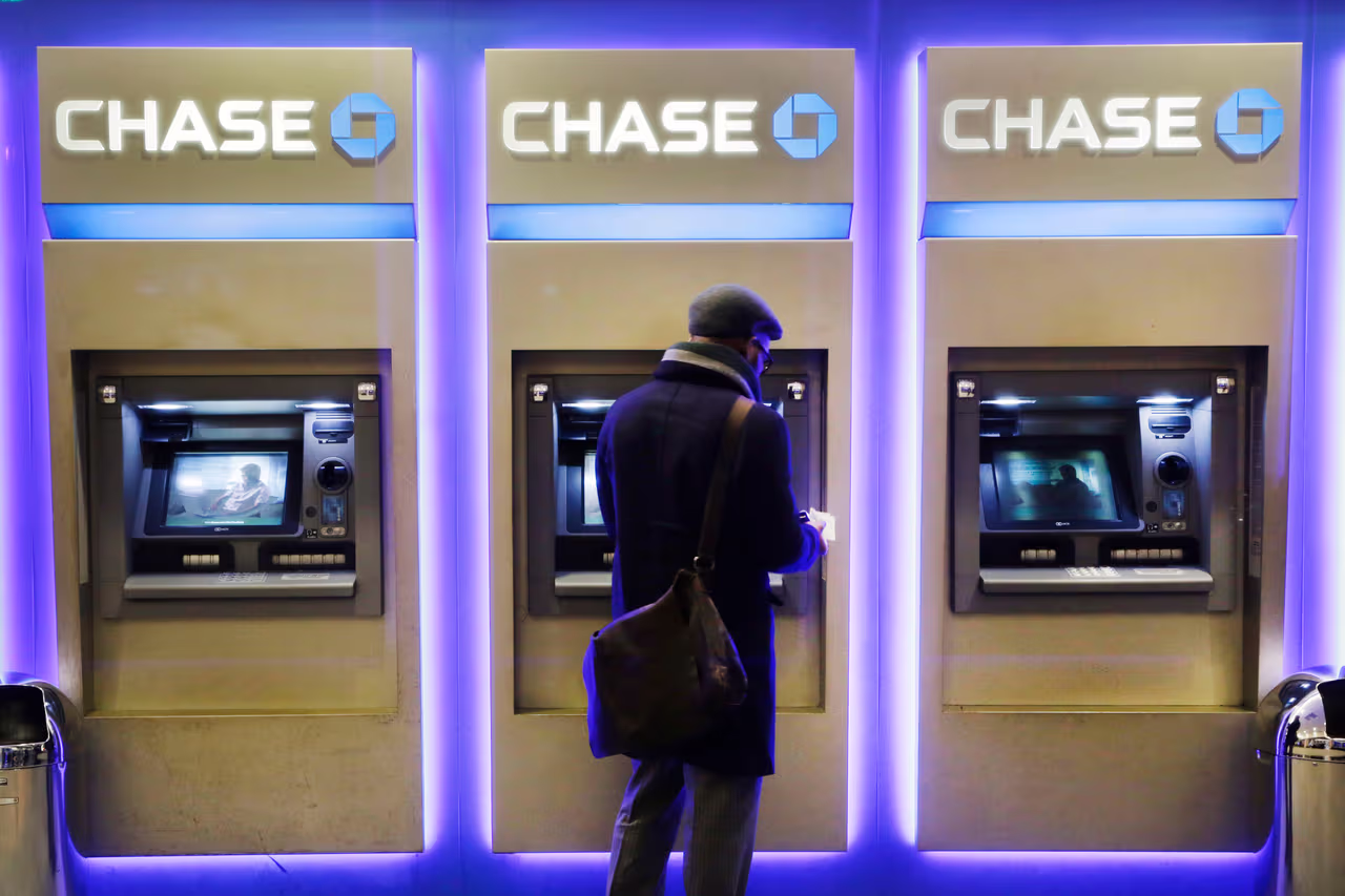 Chase alerta que depositar cheques sin fondos y retirar el dinero en ...