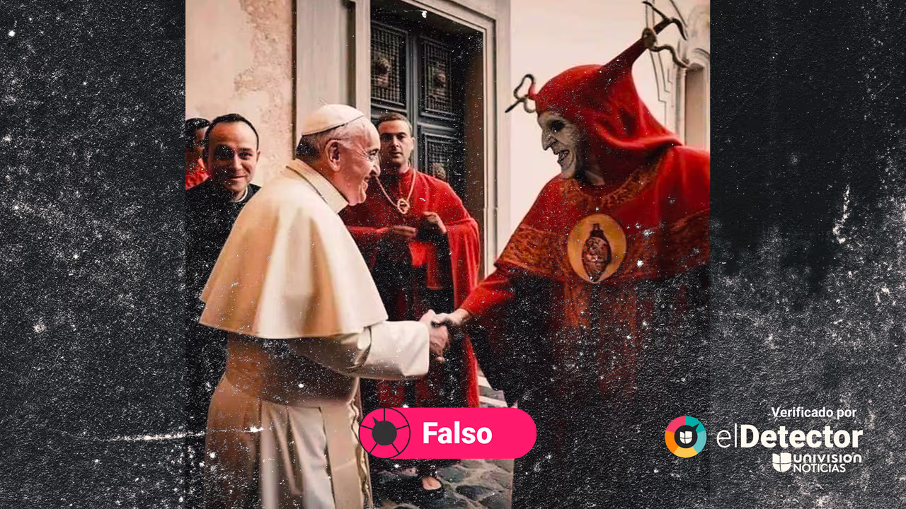 Image accompanying Fotos muestran al papa Francisco reunido con personas vestidas como diablos.