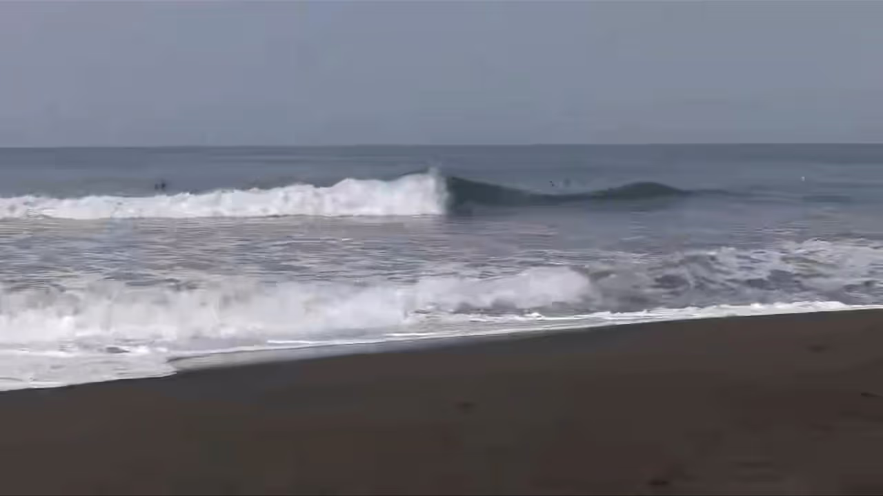 5级飓风“波罗”逼近墨西哥太平洋沿岸 科利马州海滩掀起巨浪多州进入警戒