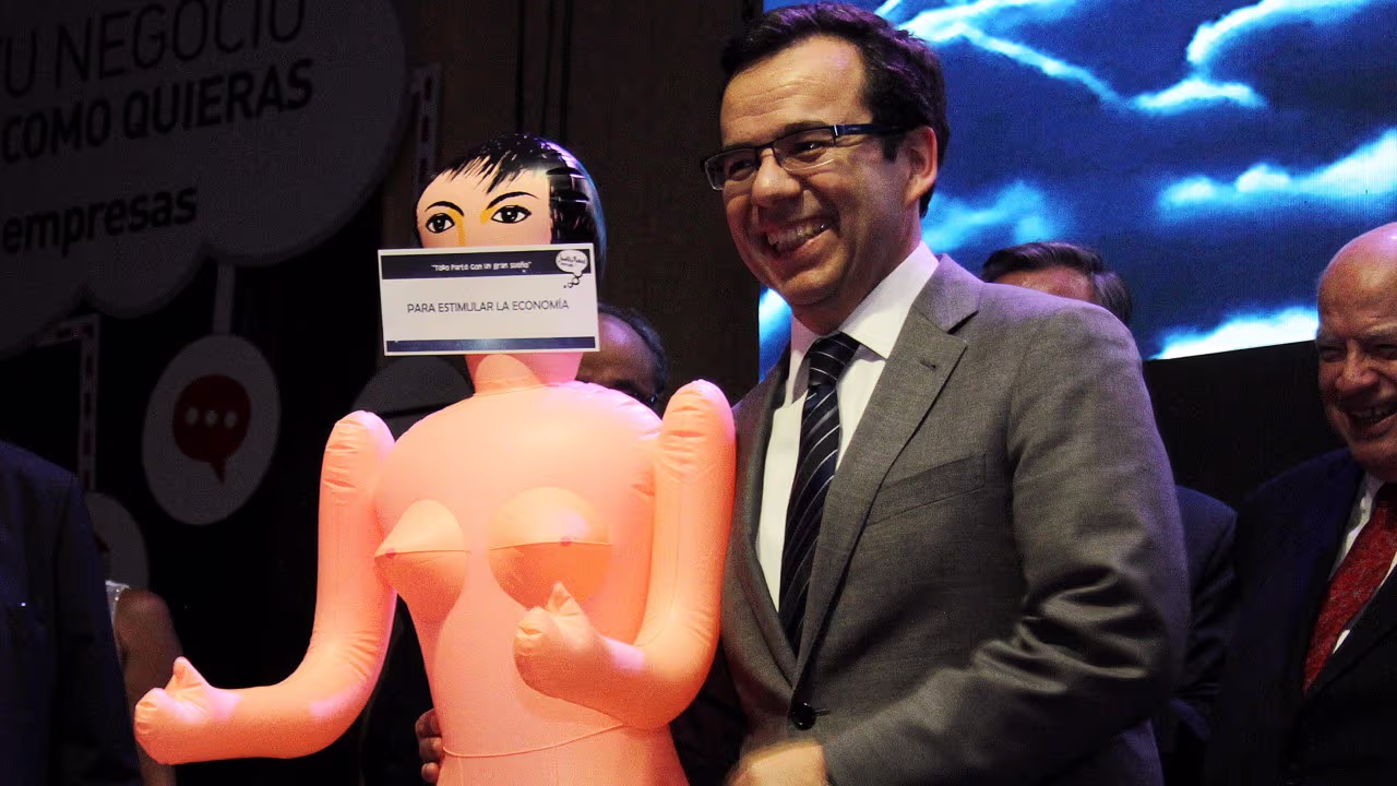 La muñeca inflable para “estimular la economía” que escandaliza a Chile ...