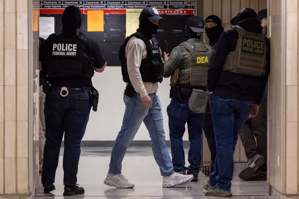 A toda prisa, calor extremo, hacinamiento y casi sin esperanzas: juicios acelerados estremecen el sistema judicial migratorio