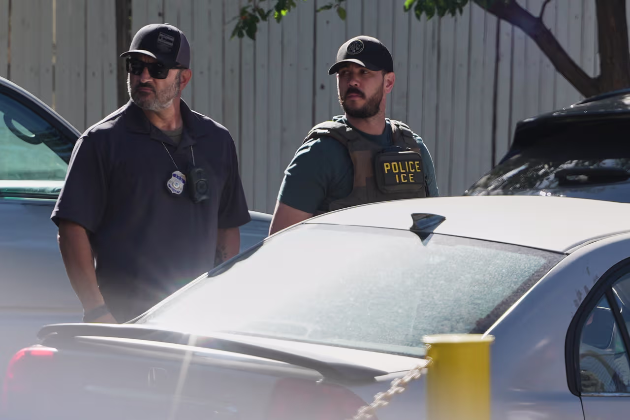 El Departamento de Justicia demanda a dos ciudades por exigir la identificación de agentes federales en operativos