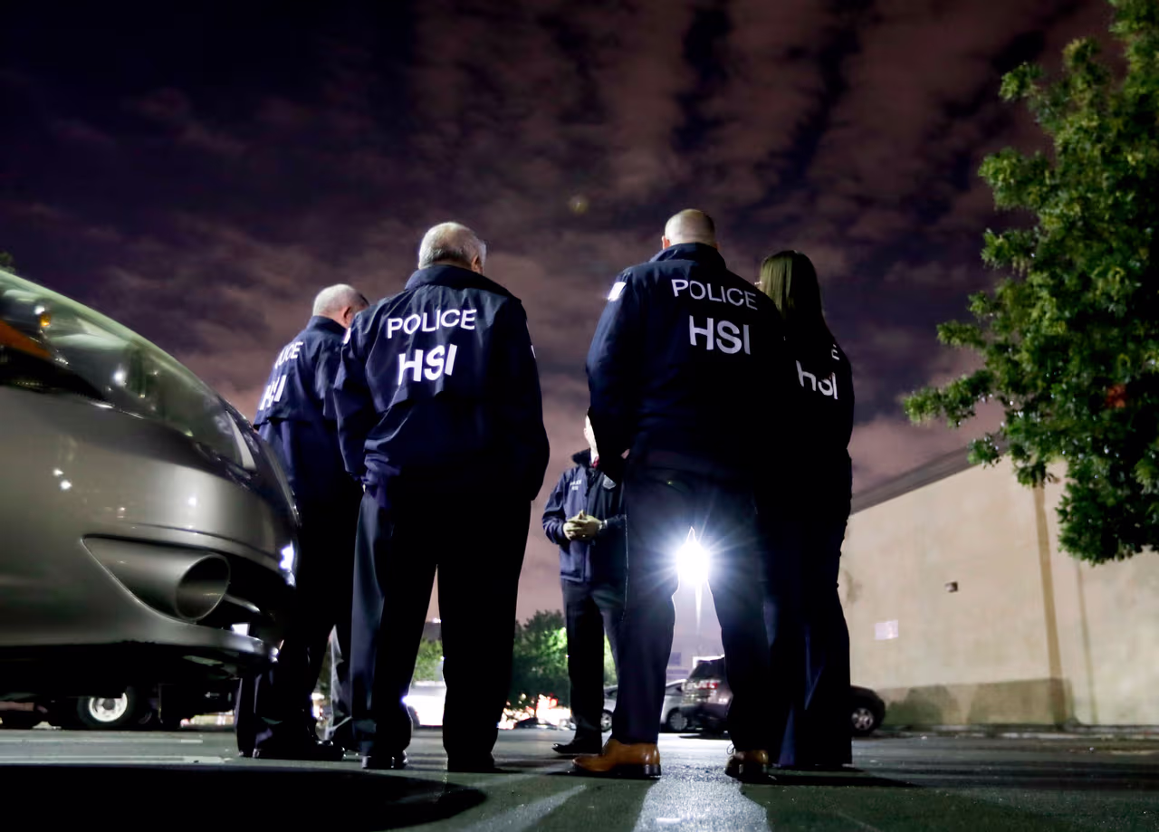 ICE detuvo por error a un estudiante con discapacidad en California y lo dejó libre con la muñeca fracturada