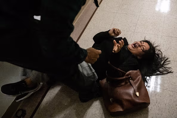 アイスは、ニューヨークの裁判所で女性を押したエージェントを救います| Univision Imigration News