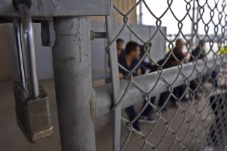 Jueza federal ordena al gobierno cumplir mejoras en centros del ICE de Baltimore bajo amenaza de desacato