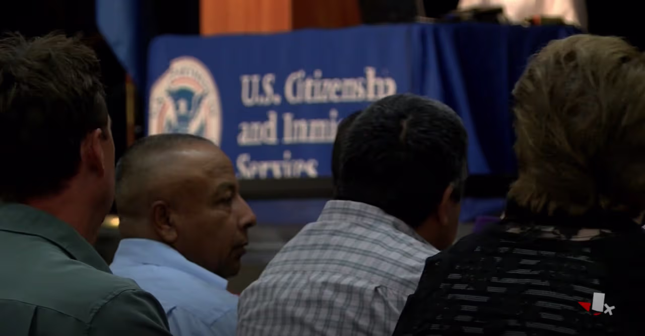 USCIS demora en las solicitudes de ciudadanía: Más de 700,000 solicitantes llevan hasta un año en espera