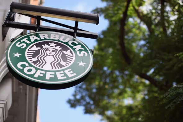 Una demanda acusa a Starbucks de etiquetar erróneamente 8 bebidas proteicas "sin azúcar"