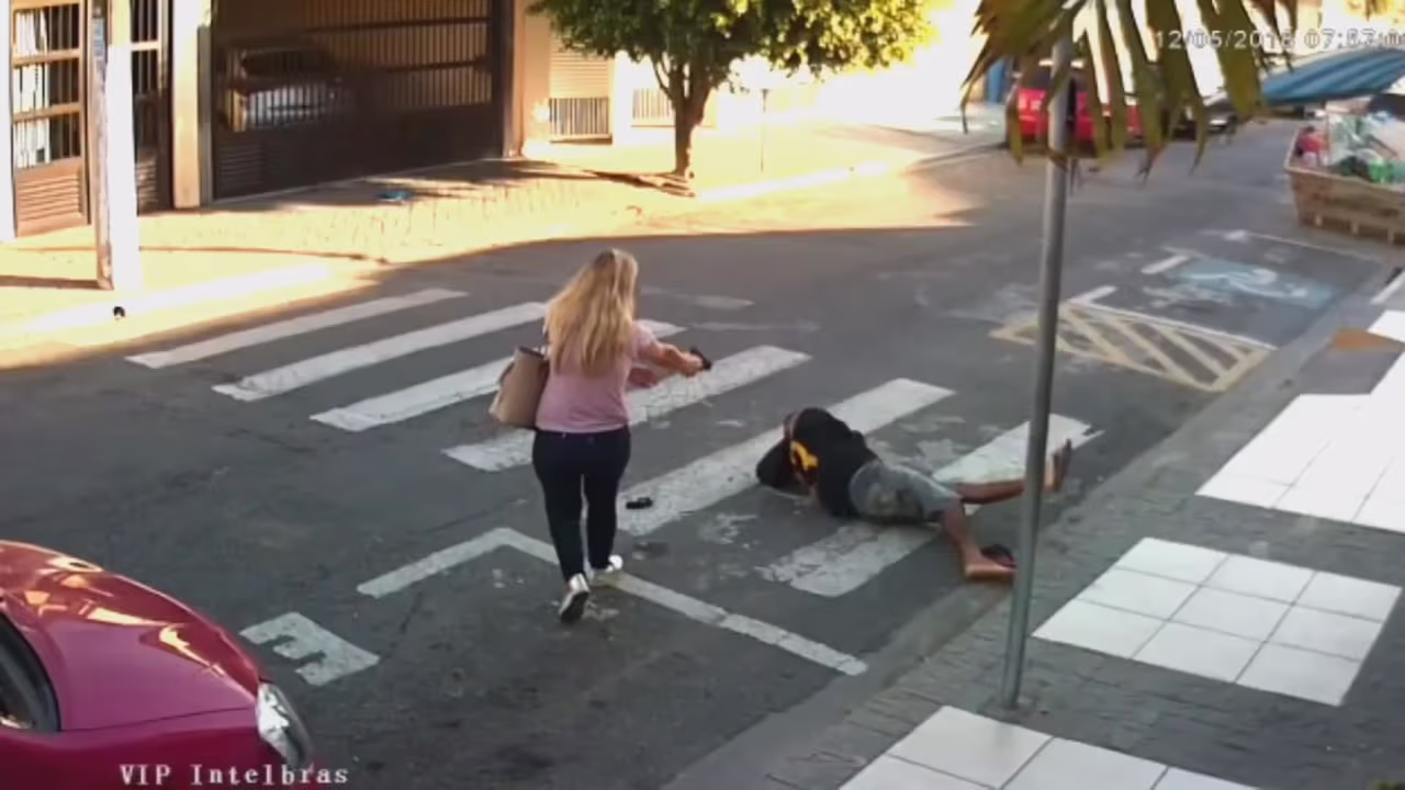 Mata a un presunto asaltante en la puerta de la escuela donde ...