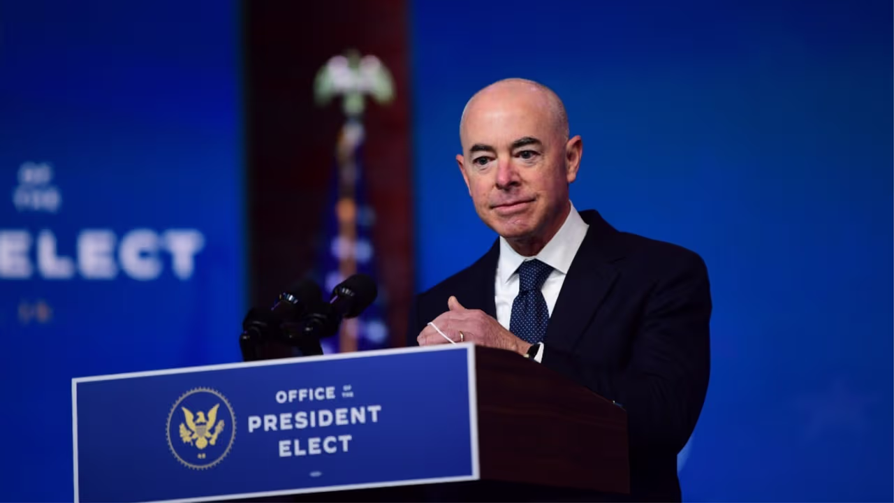 Image accompanying Mayorkas, el latino propuesto por Biden para dirigir Inmigración, fue investigado en 2015 por "influencia inapropiada" en visas de inversionistas