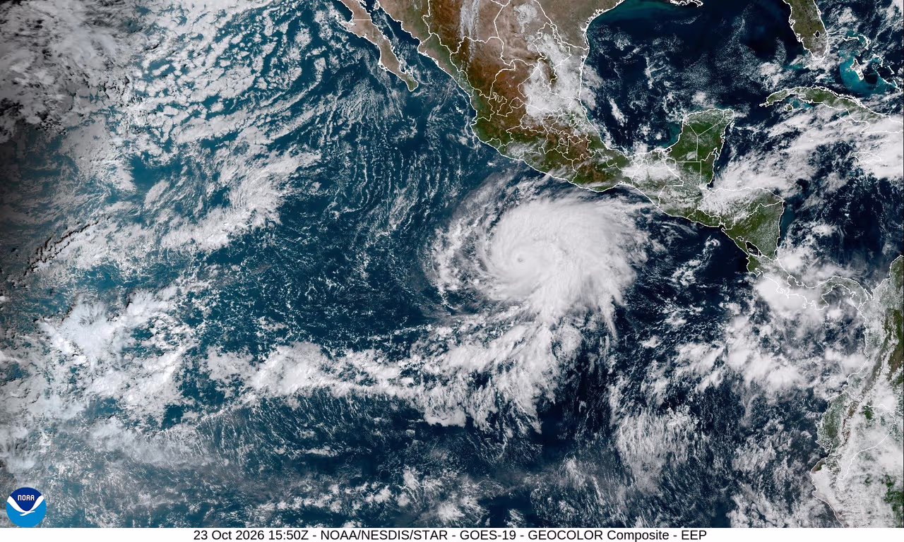 El huracán Vance baja a categoría 2 y se mantiene cercano a las costas mexicanas