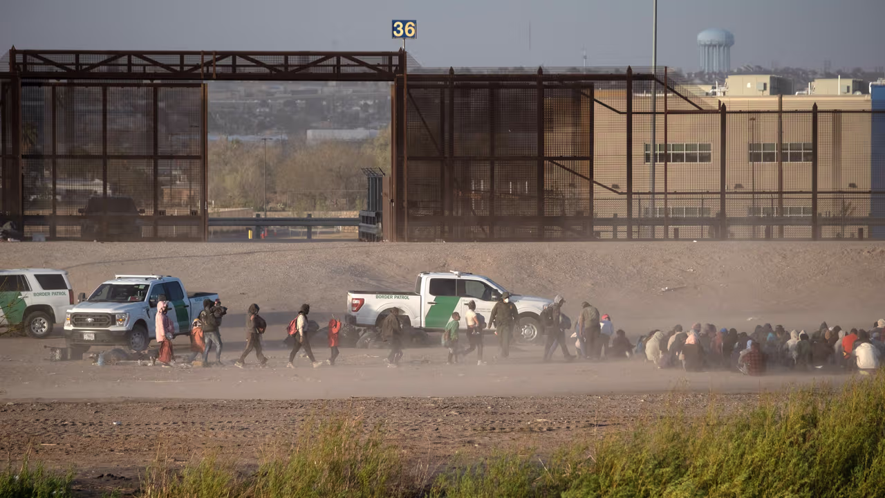Sigue la entrega de migrantes a la Patrulla Fronteriza en El Paso ...