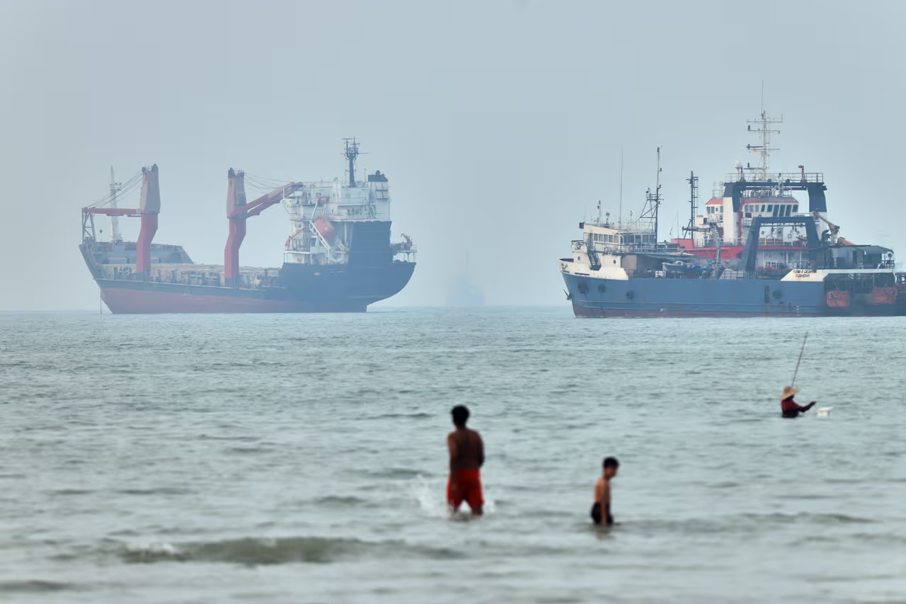 EEUU desvió 55 buques comerciales y desplegó más de 20 barcos de guerra para garantizar el bloqueo