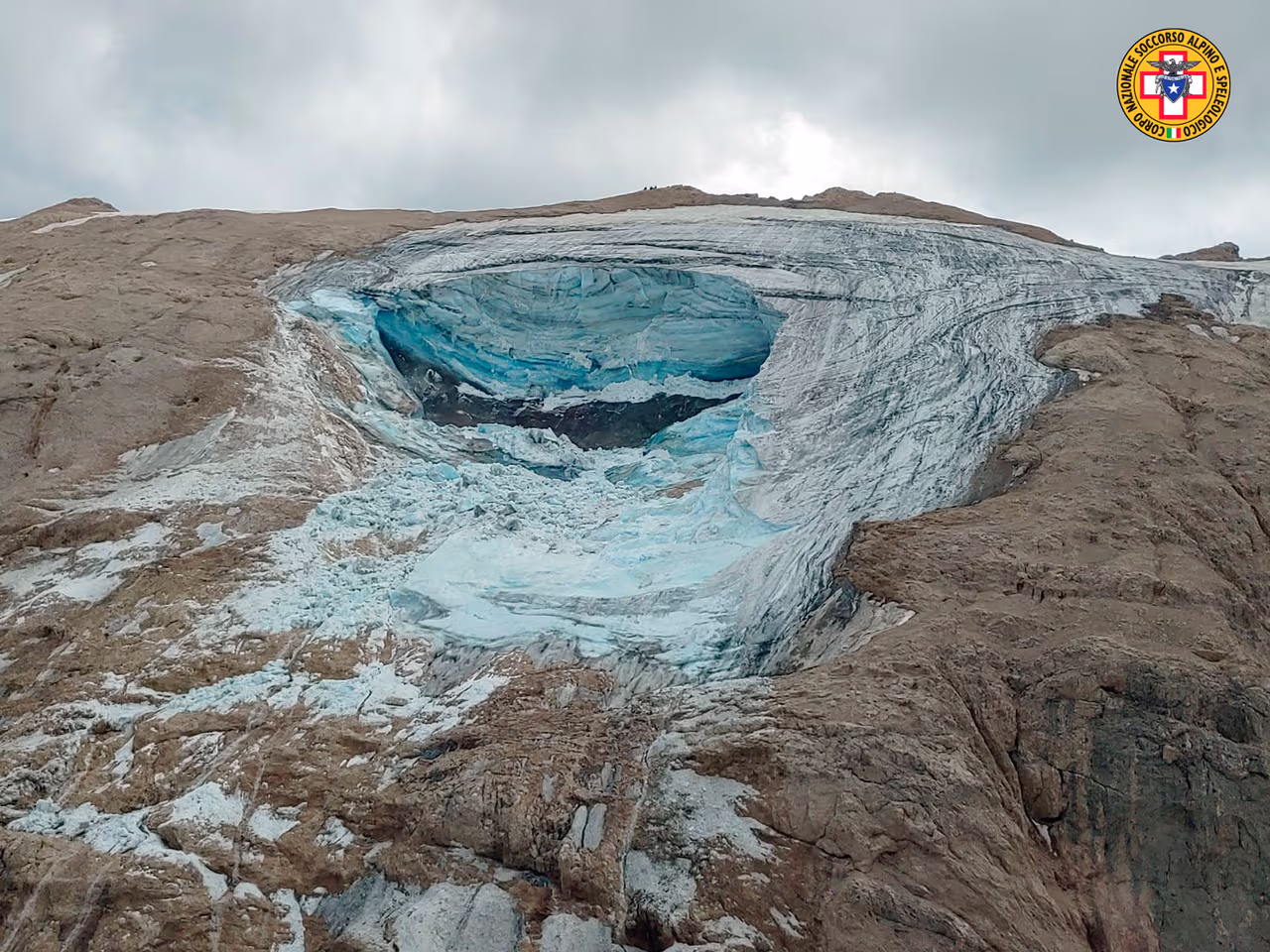 Un enorme pedazo de glaciar se desprende y mata a seis personas en ...