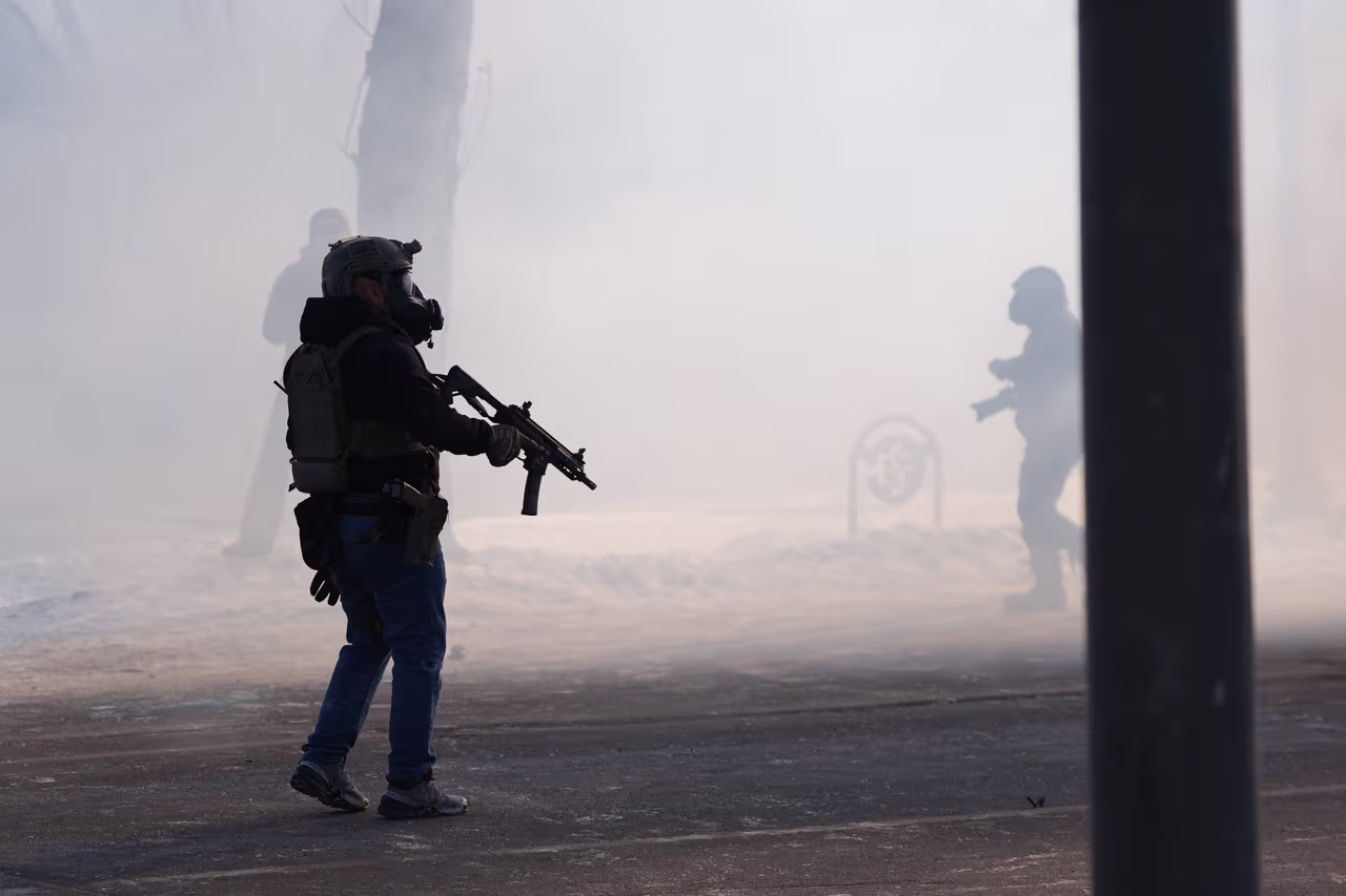 Agentes federales matan a inmigrante en Minneapolis y desatan protestas masivas contra política de Trump.