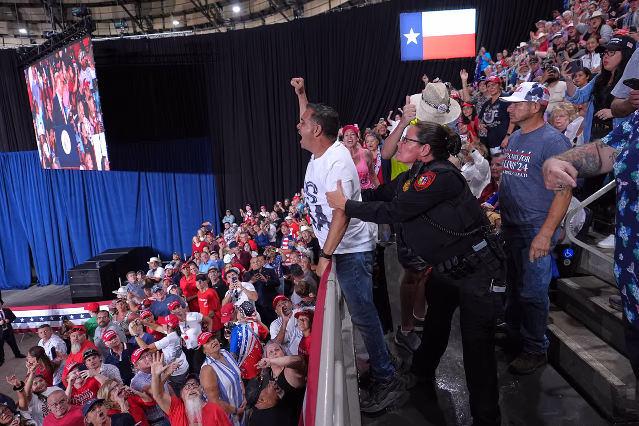Manifestantes interrumpen mitin de Donald Trump en Texas; enfrenta abucheos de cara a elecciones