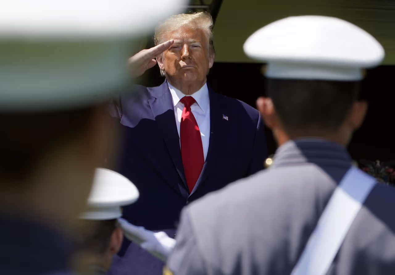 Trump baja de manera inestable una rampa en West Point y desata rumores ...