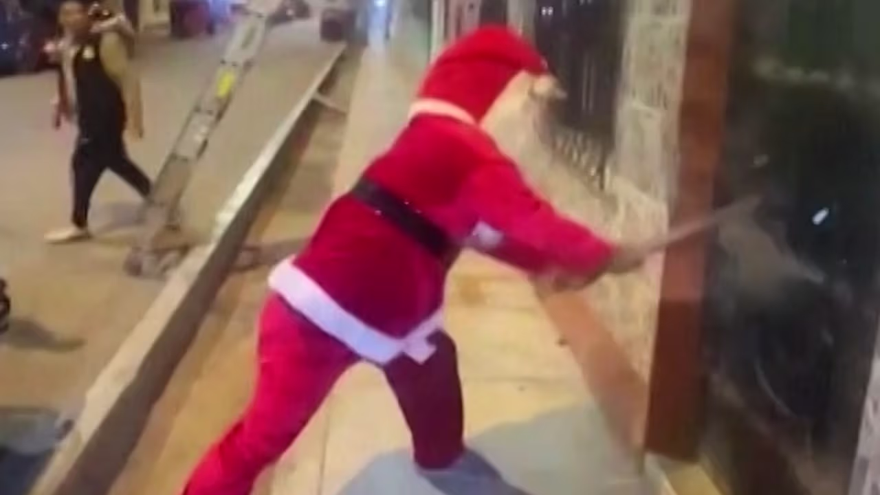 'Santa Claus' participa en una redada antidroga en Perú | N+ Univision ...