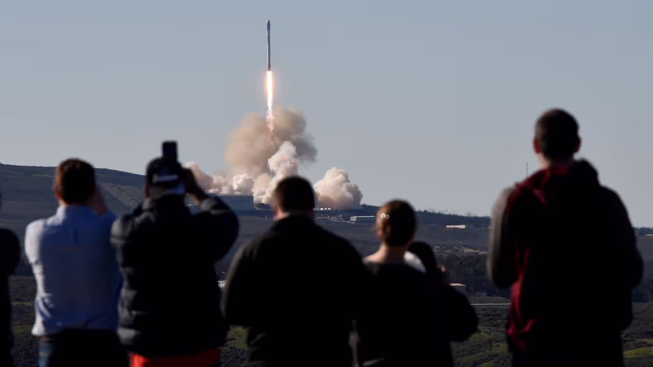 SpaceX lanza con éxito su cohete Falcon 9 desde California | N+ ...