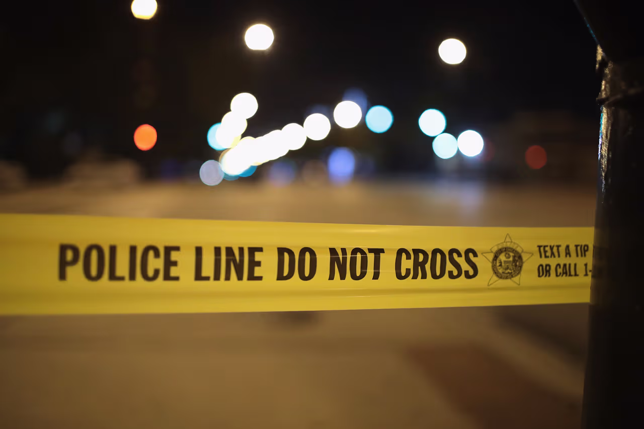 Niño de dos años dispara accidentalmente un arma y mata a su madre ...