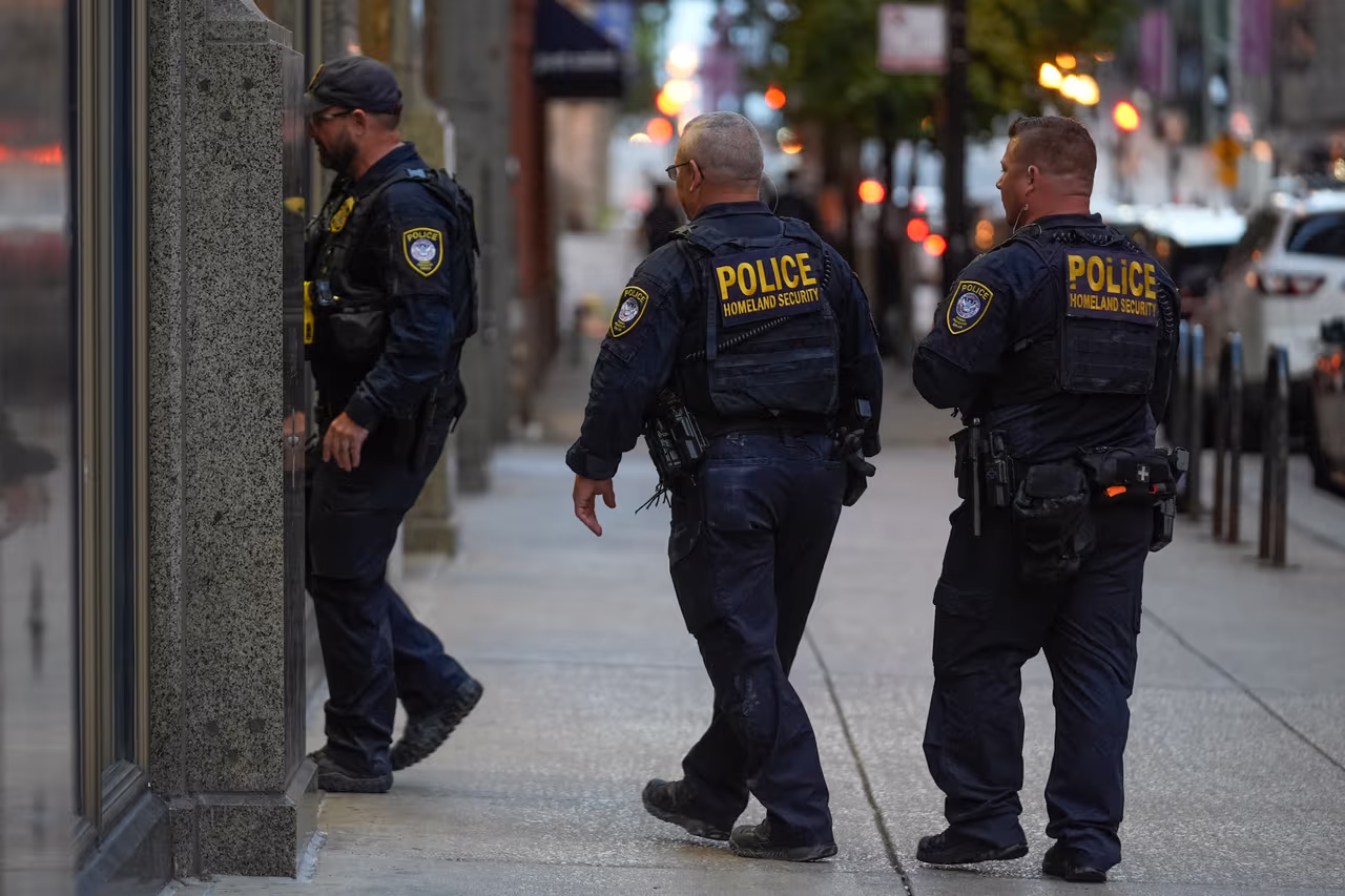 Filtran datos de más de 40,000 empleados del DHS: exponen información de agentes de vigilancia e inteligencia