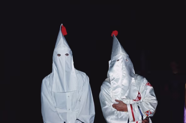 Jóvenes vestidos como miembros del Ku Klux Klan causan indignación en El Paso, Texas
