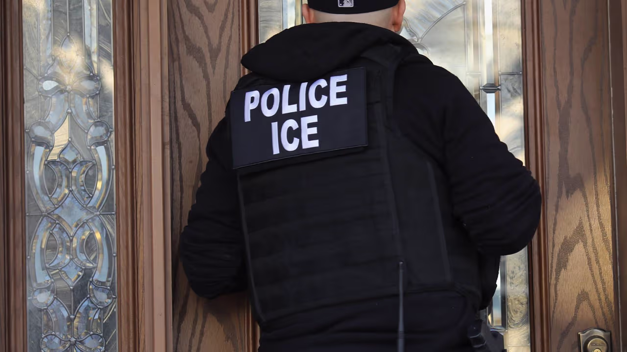 Sujeto es acusado de hacerse pasar por un agente de ICE y robar dinero ...