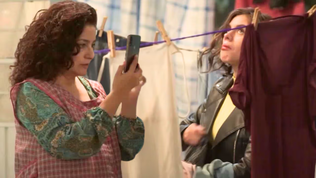 ¡Julia es descubierta robando ropa! | Hermanas, Un amor Compartido ...
