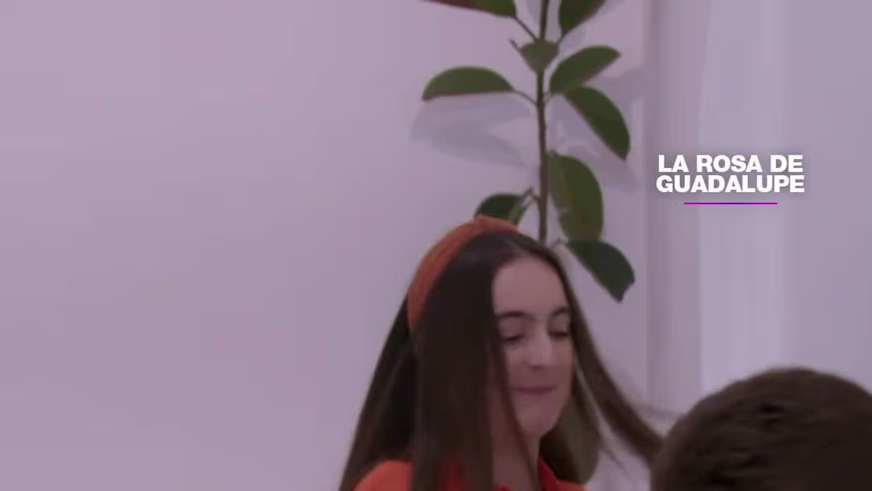 ¿Ingrid le dio entrada al novio de su hija? | Series La Rosa de ...