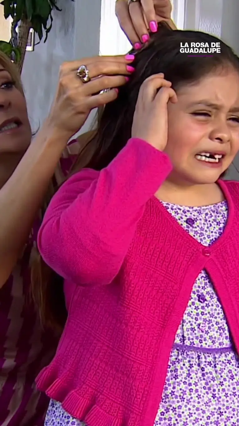 Le cortan el pelo a Elvirita porque no le pueden quitar el chicle, image size:768x1365