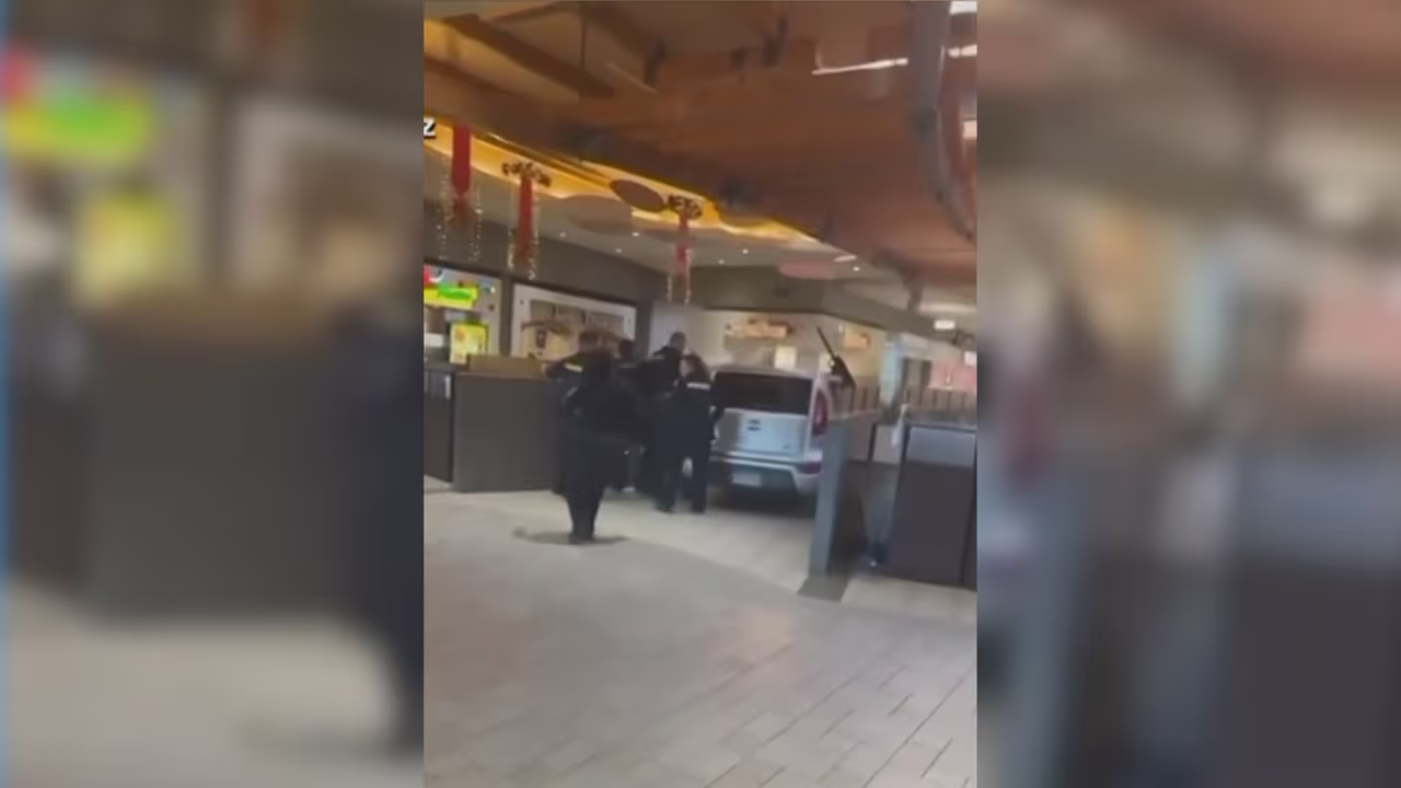 Un hombre choca su auto al interior de un centro comercial y desata el ...