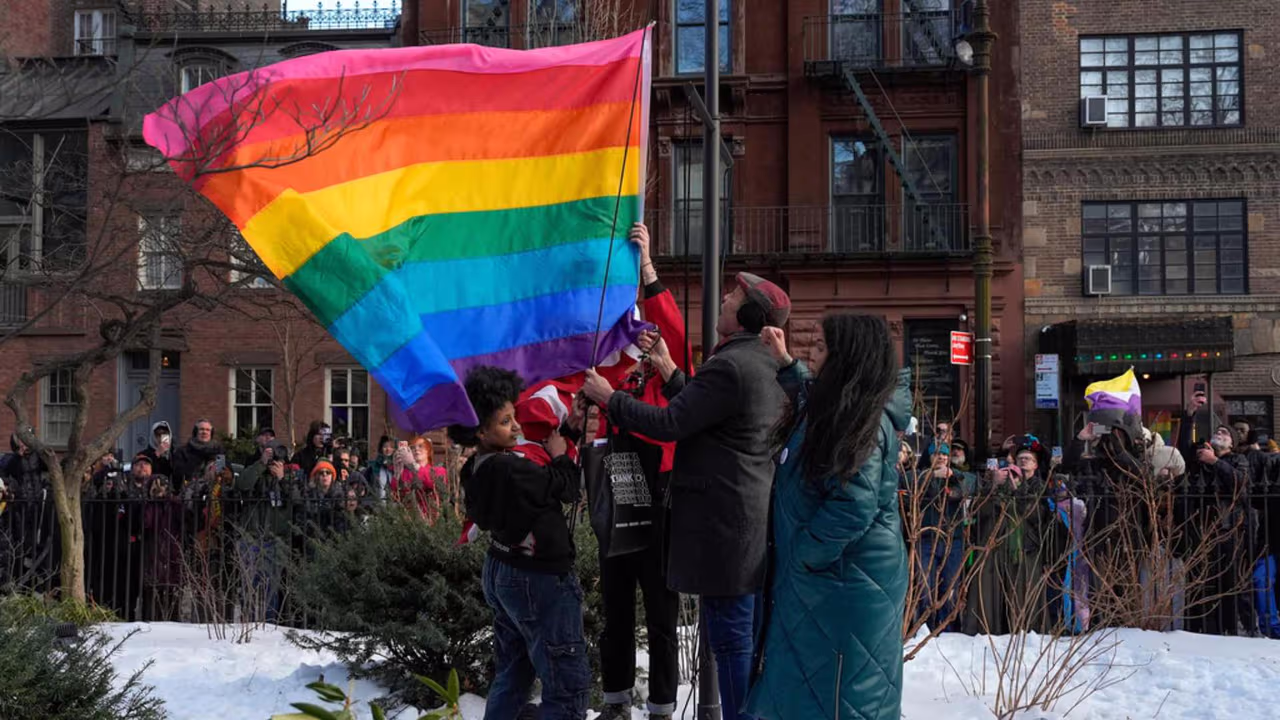 Regresa la bandera LGBTIQ+ al Monumento Nacional Stonewall tras ser ...