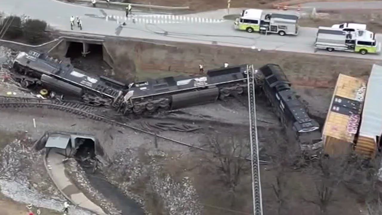 Tren descarrila al chocar contra un camión que cruzaba las vías en ...