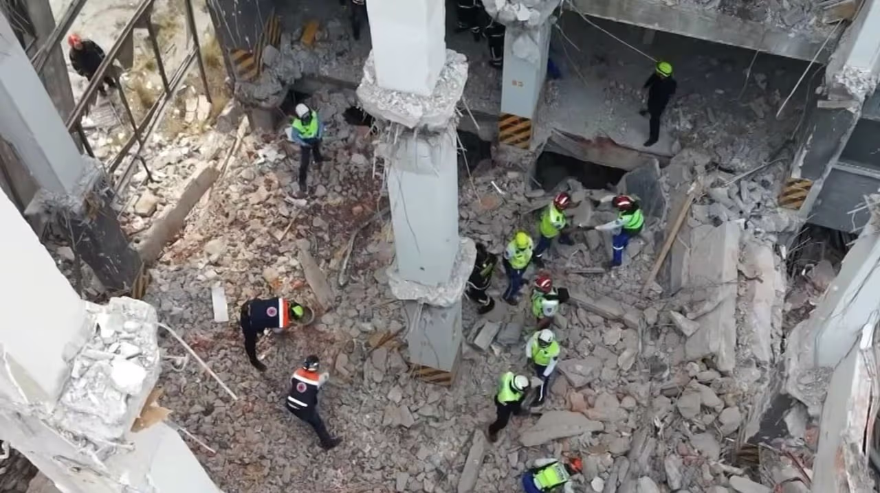 Al menos un muerto tras derrumbe de edificio durante demolición en ...