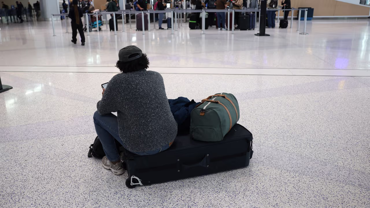 Caos por falta de controladores aéreos podría agravarse: aerolíneas tendrán que cancelar más vuelos